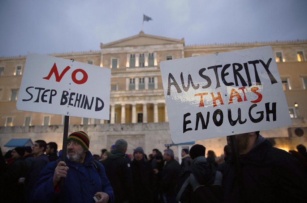Ciudadanos griegos durante la protesta contra los recortes celebrada ante el Parlamento, en Atenas (Reuters).