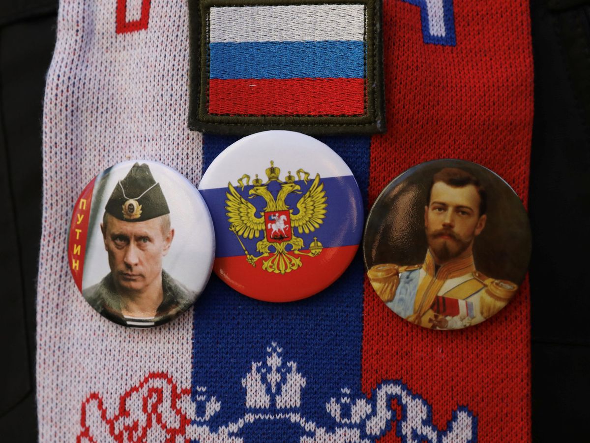 Foto: Pin del presidente ruso, Vladímir Putin, vestido de militar, junto a otro del zar Nicolás II. (Reuters/Kevin Coombs)