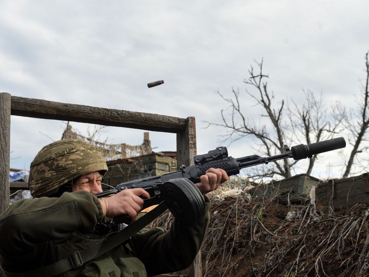 Foto: Un miembro del servicio de las fuerzas armadas ucranianas dispara en un intento de derribar un presunto vehículo aéreo no tripulado (UAV) en posiciones de combate en la línea de separación de los rebeldes prorrusos cerca de Donetsk, Ucrania. (Reuters