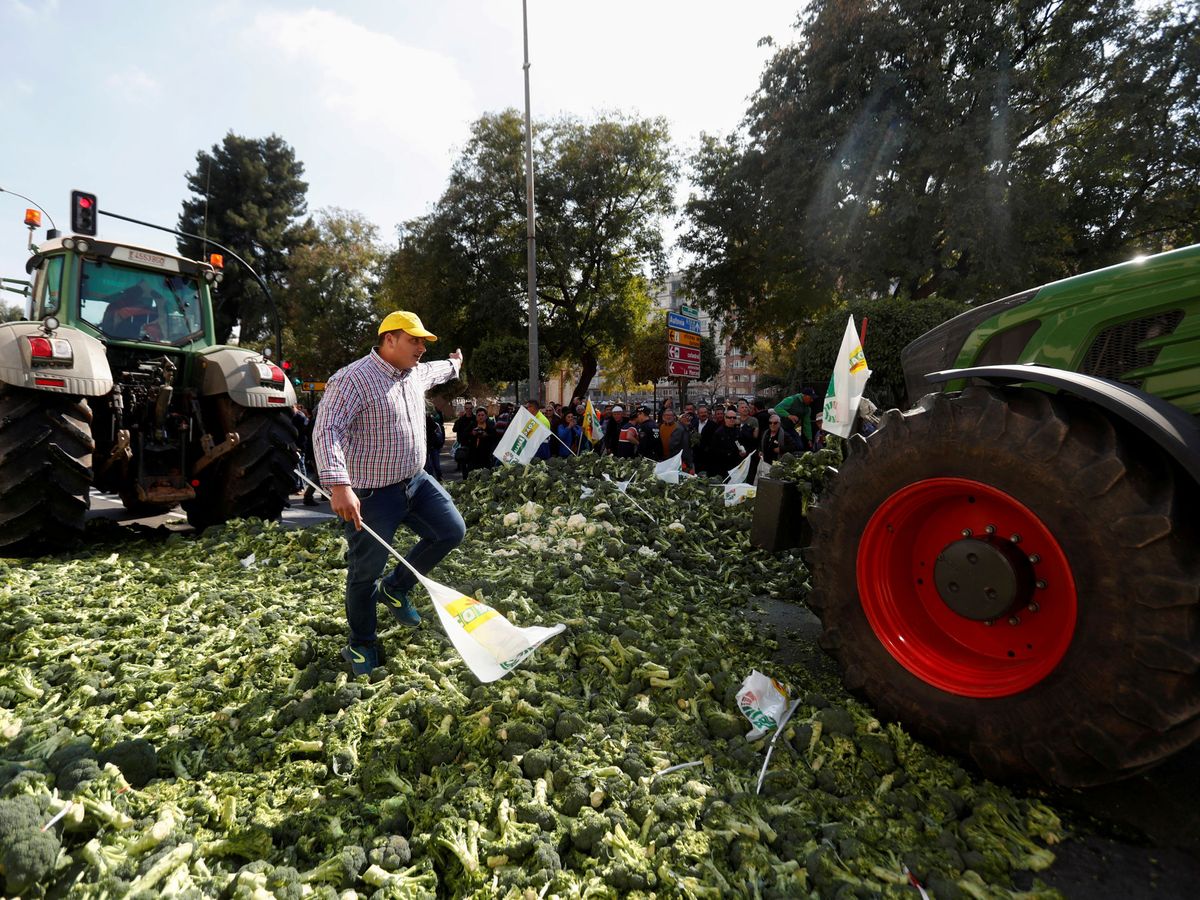 Foto: Un granjero en una protesta por los gastos de distribución en Murcia, en febrero de 2020. (Reuters/Jon Nazca)