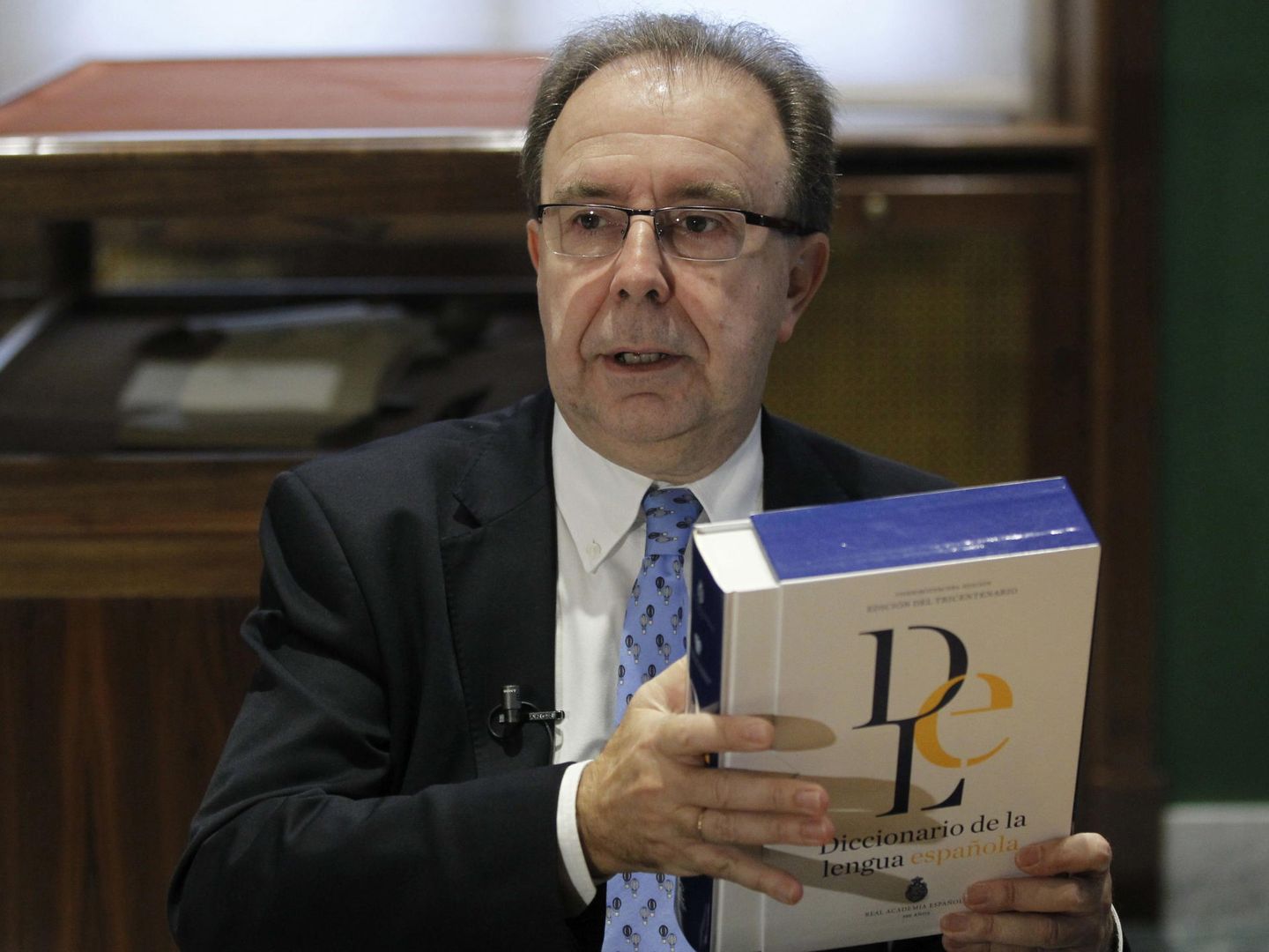 Pedro Álvarez Miranda con un ejemplar del DLE | EFE - Chema Moya