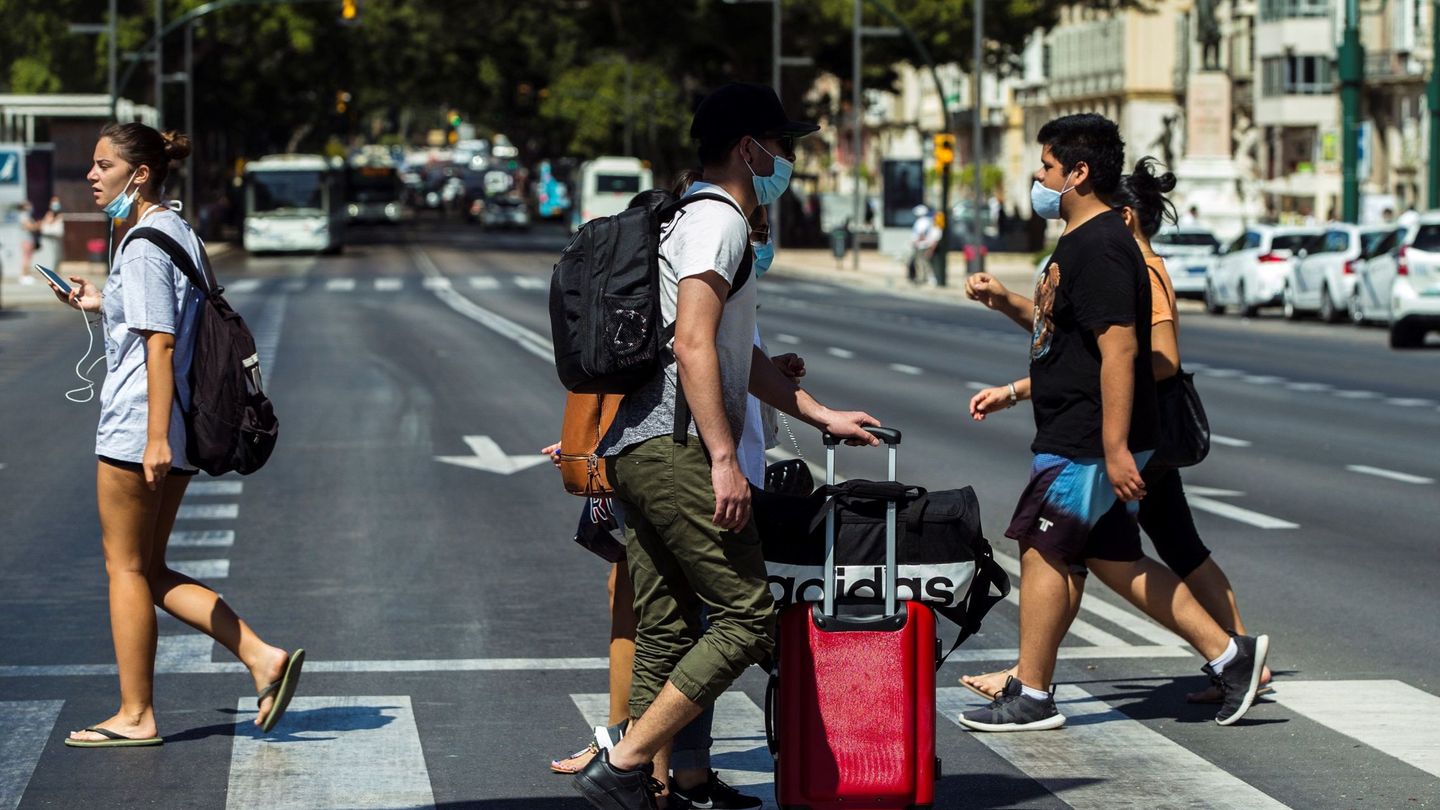 Varios turistas con maletas caminan por el centro de Málaga. (EFE/Jorge Zapata)