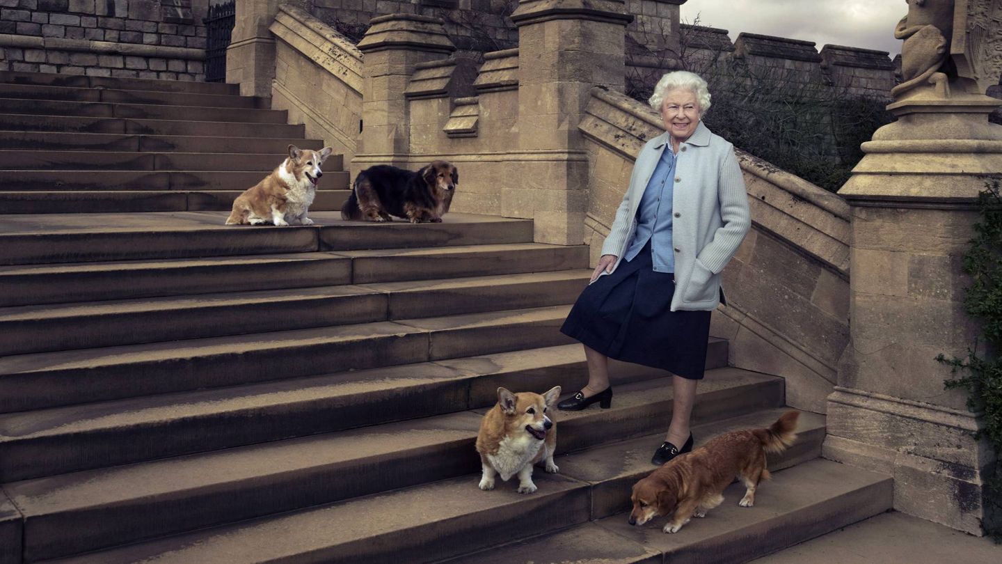 La reina Isabel, con sus perros en una foto con motivo de su 90º cumpleaños. (Cordon Press)