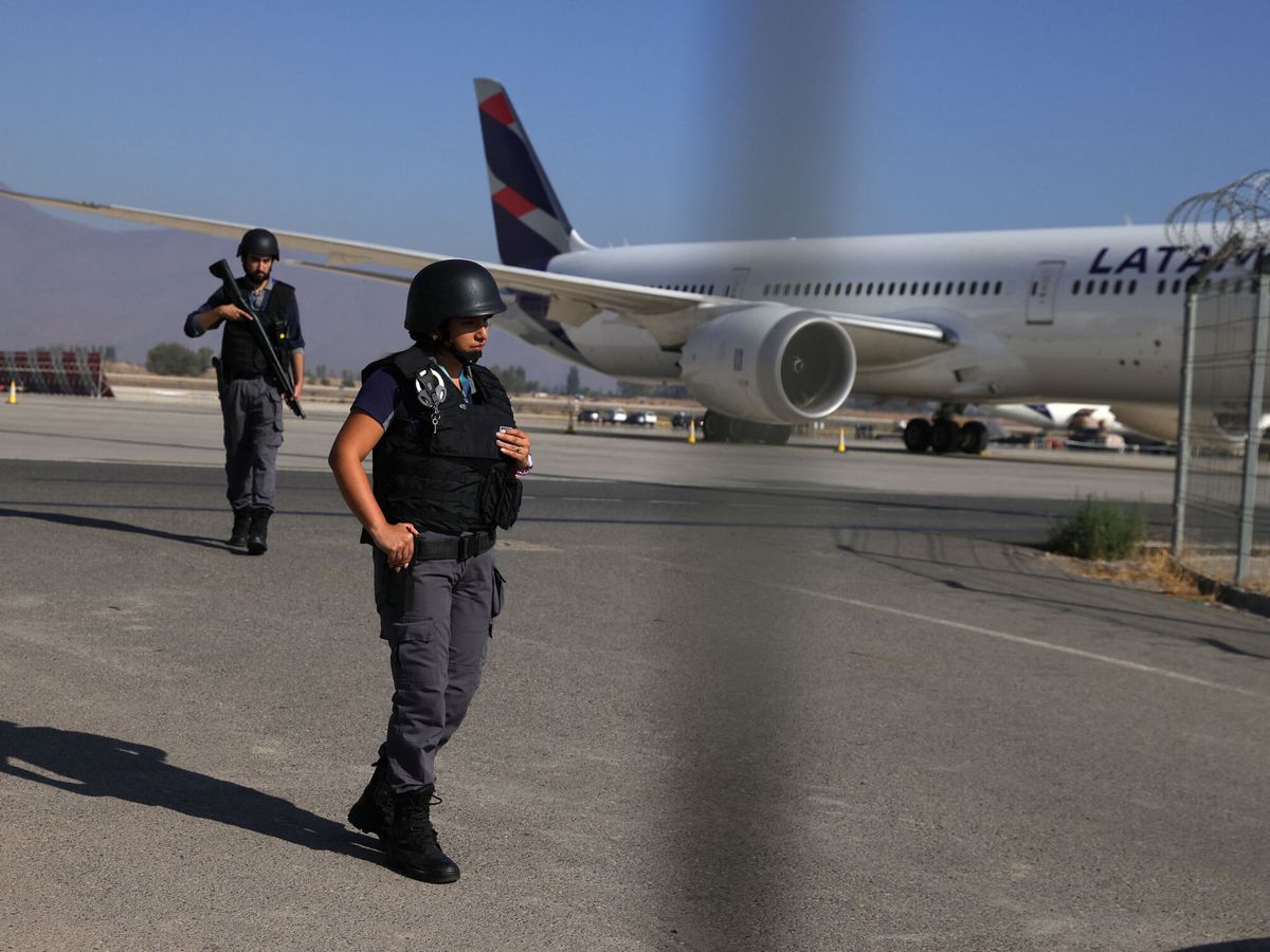 Foto: Personal de seguridad en el aeropuerto de Santiago de Chile. (Reuters/Iván Alvarado)