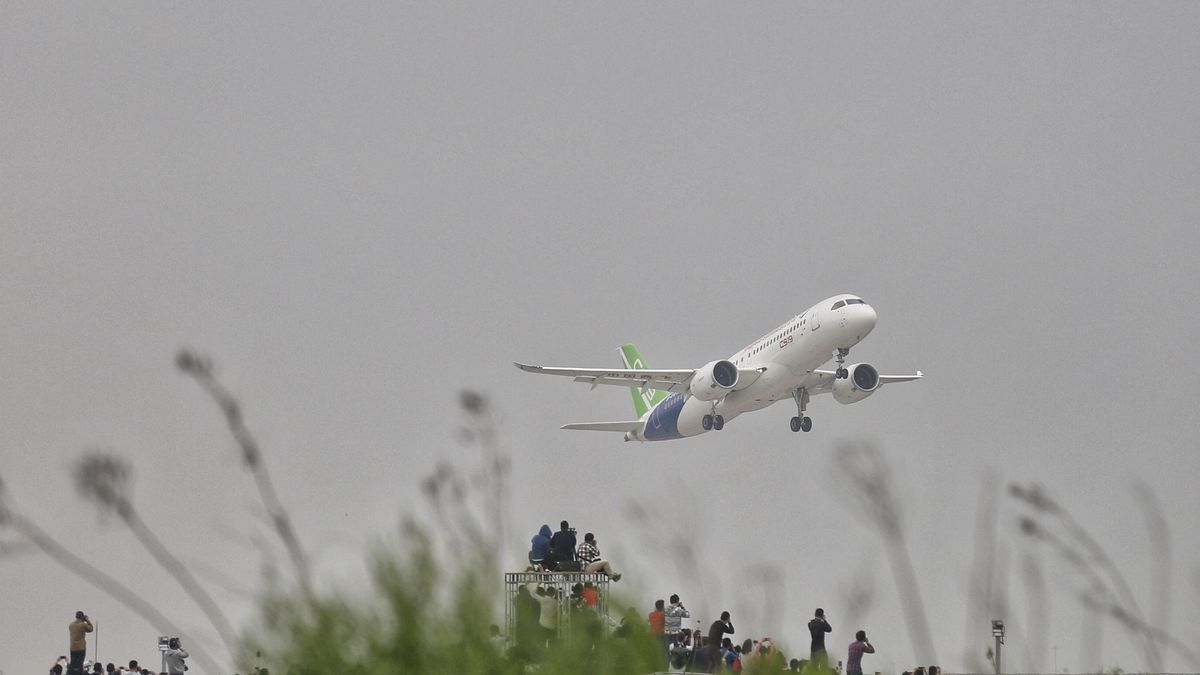Retrasos, espionaje y motores clonados: el 'gran' avión de pasajeros chino no despega