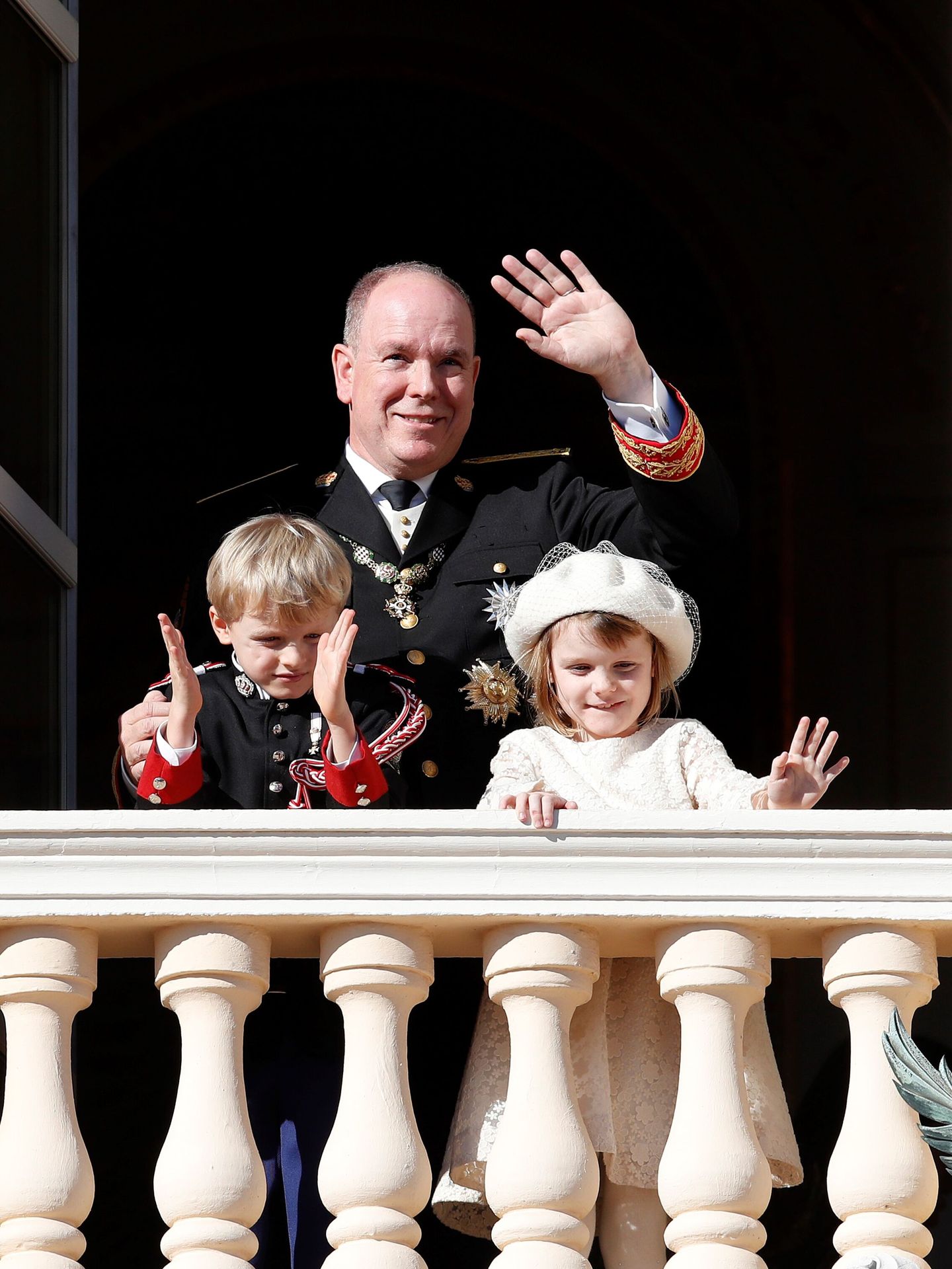 Alberto de Mónaco, en el balcón de palacio con sus hijos para las celebraciones del Día Nacional. (EFE)