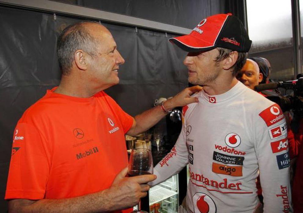 Foto: Ron Dennis felicitando a Jenson Button en 2012.