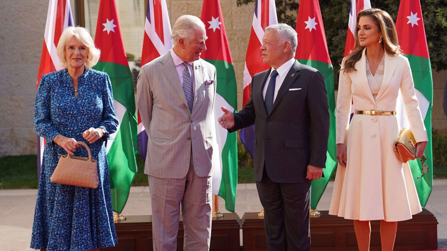 Los reyes de Inglaterra, junto a los de Jordania. (Reuters)