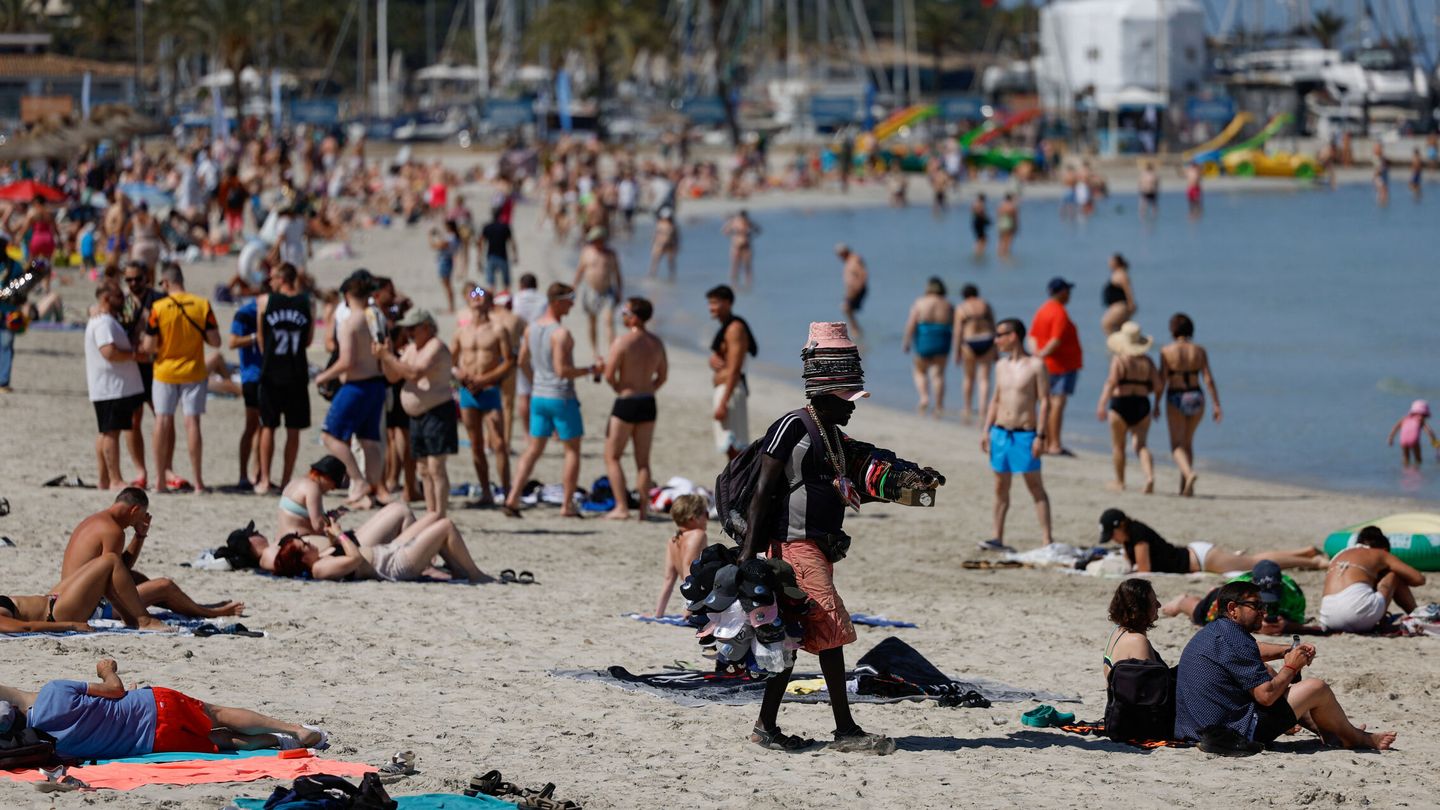 Playa de El Arenal en Mallorca, uno de los epicentros en junio de los viajes de fin de curso. (REUTERS/Juan Medina)