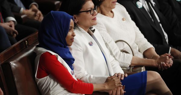 Foto: Las representantes demócratas Ilhan Omar (i), de Minnesota, y Rashida Tlaib (c) de Michigan. (EFE)