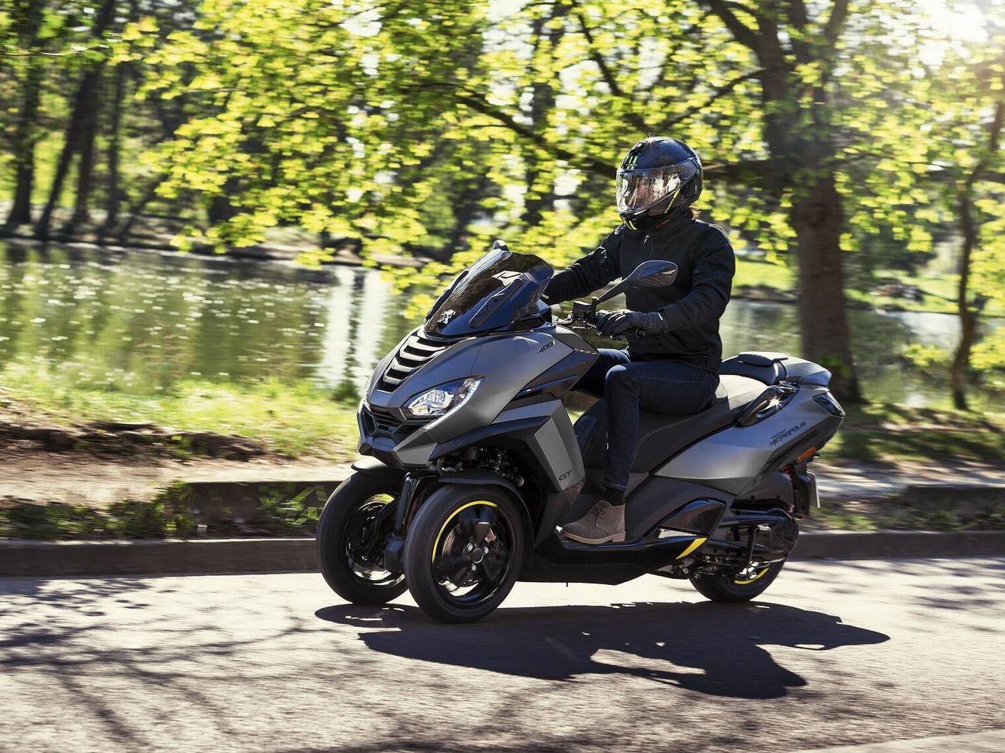 Para trayectos que incluyan autovía, un 'scooter' con más cilindrada aporta confort y seguridad.