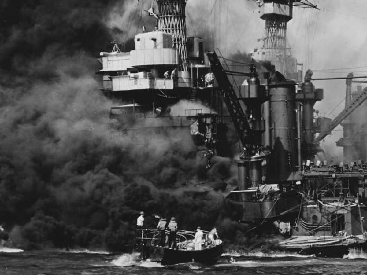 Foto: Un buque arde en Pearl Harbor como consecuencia del bombardeo (KilRoyTrip)