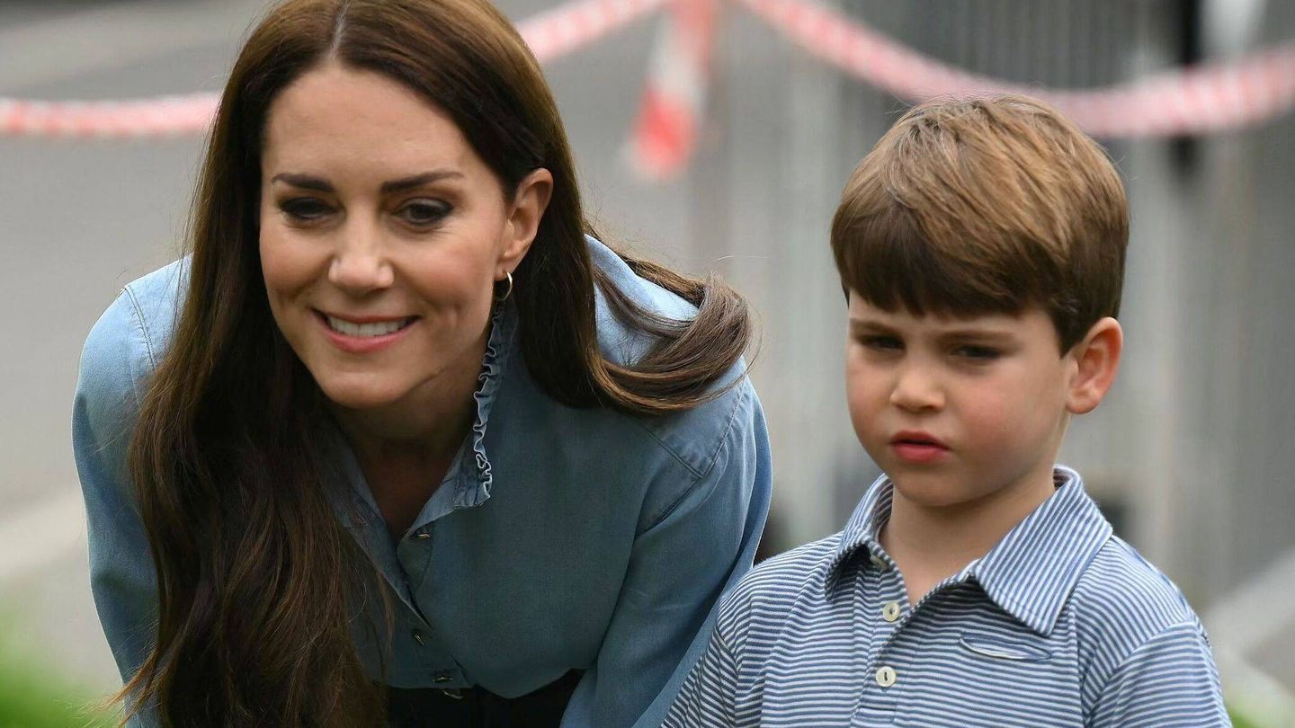 Kate Middleton, junto al príncipe Louis. (Reuters)