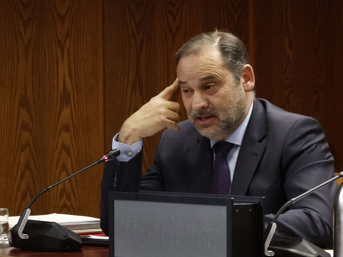 Foto: El exministro y ex secretario de Organización del PSOE José Luis Ábalos durante su comparecencia en la comisión de investigación del Senado. (EFE / Zipi Aragón)