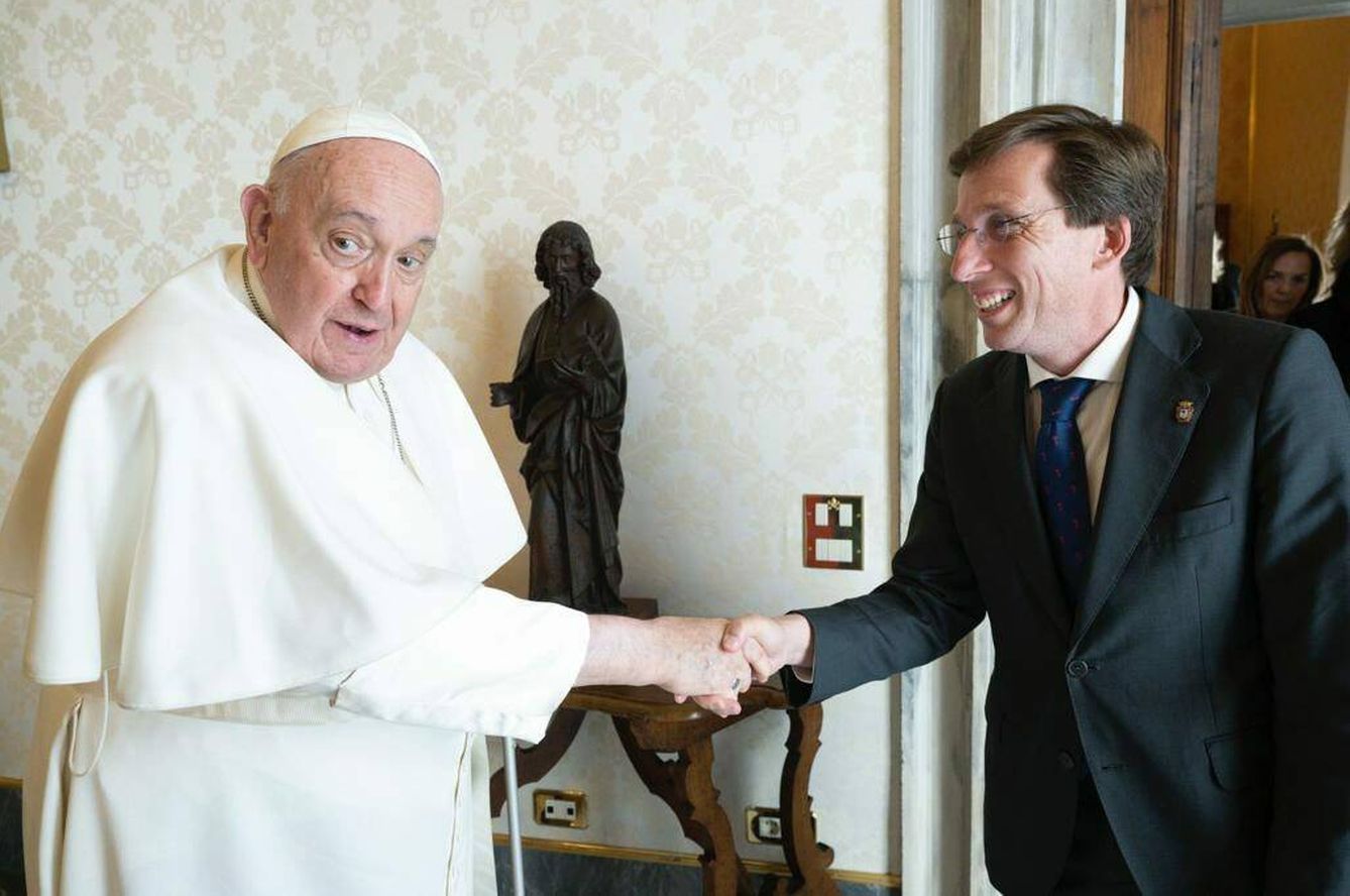 El papa Francisco con José Luis Martínez-Almeida. (Cordon Press)
