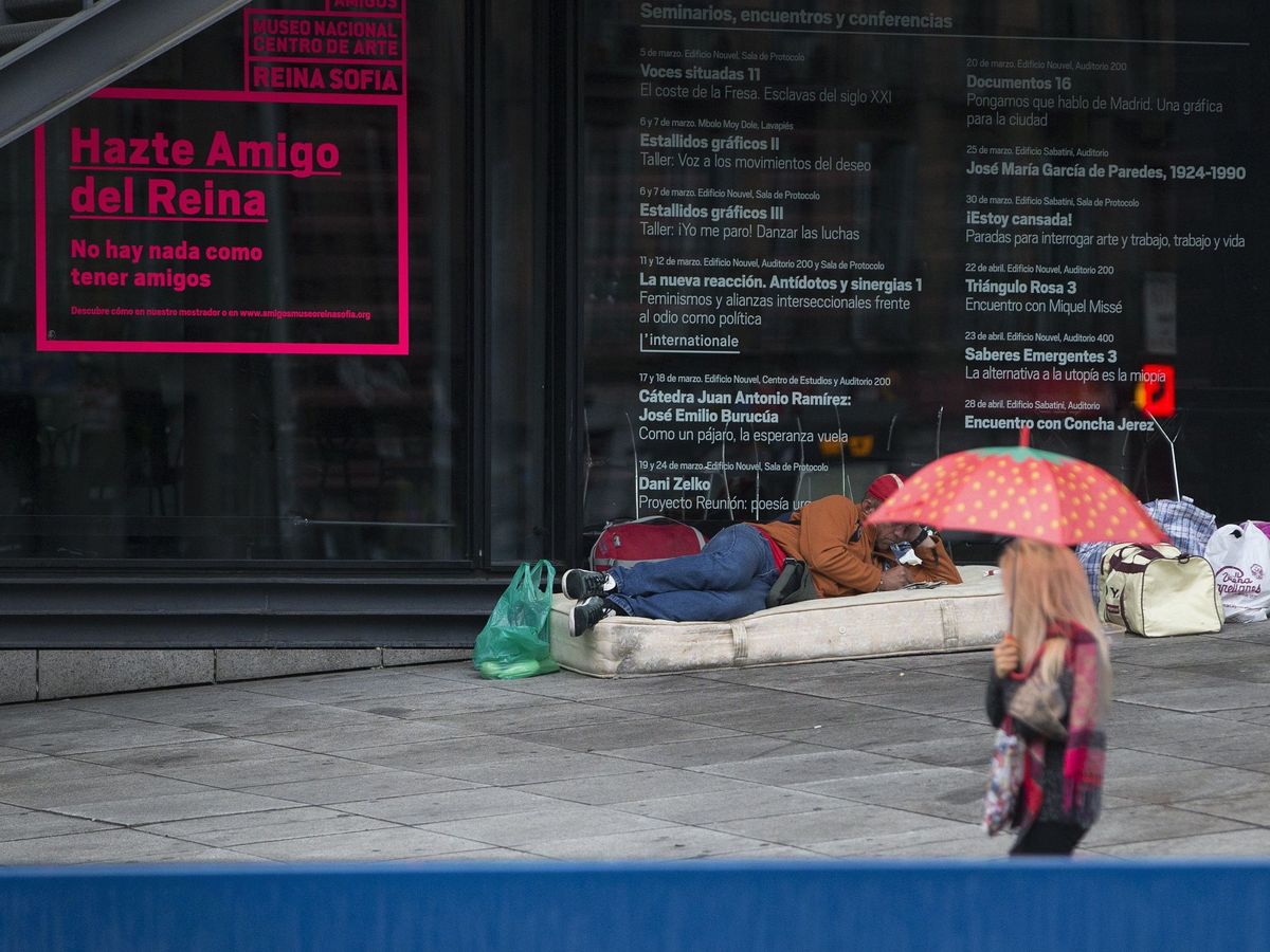 Foto: Personas sin hogar durmiendo en las calles de Madrid. (Efe)