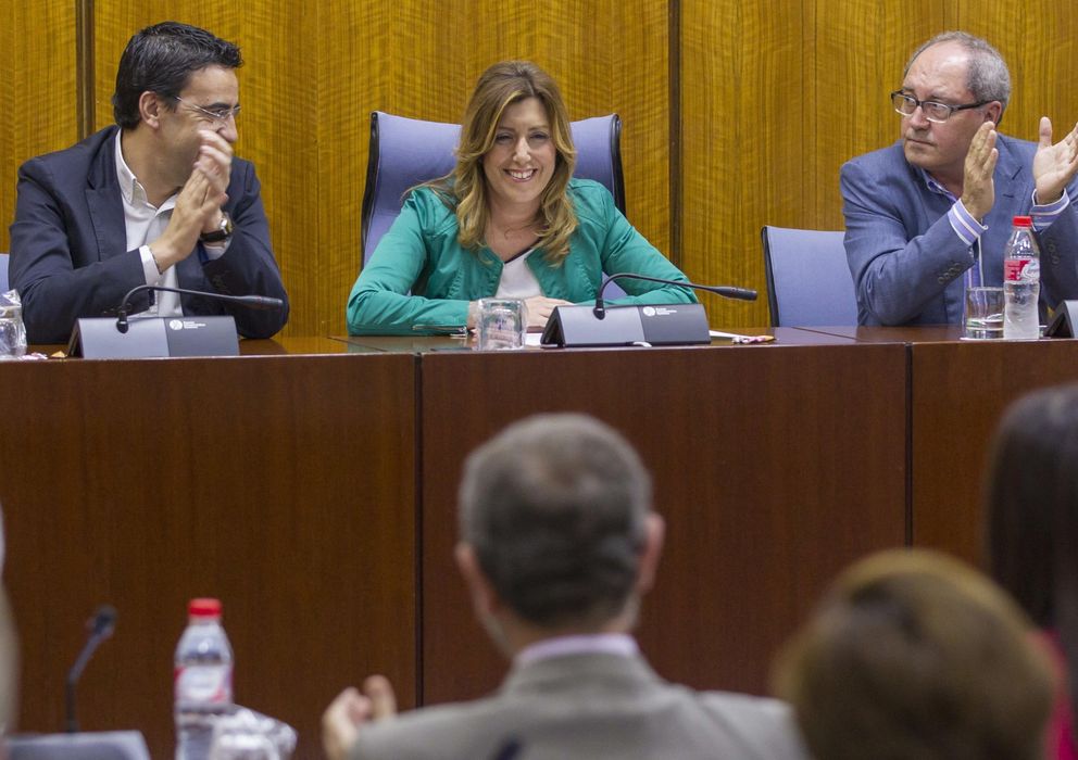 Foto: Susana Díaz es aplaudida por el secretario de organización, Juan Cornejo (d), y el portavoz parlamentario, Mario Jiménez (i). (EFE)