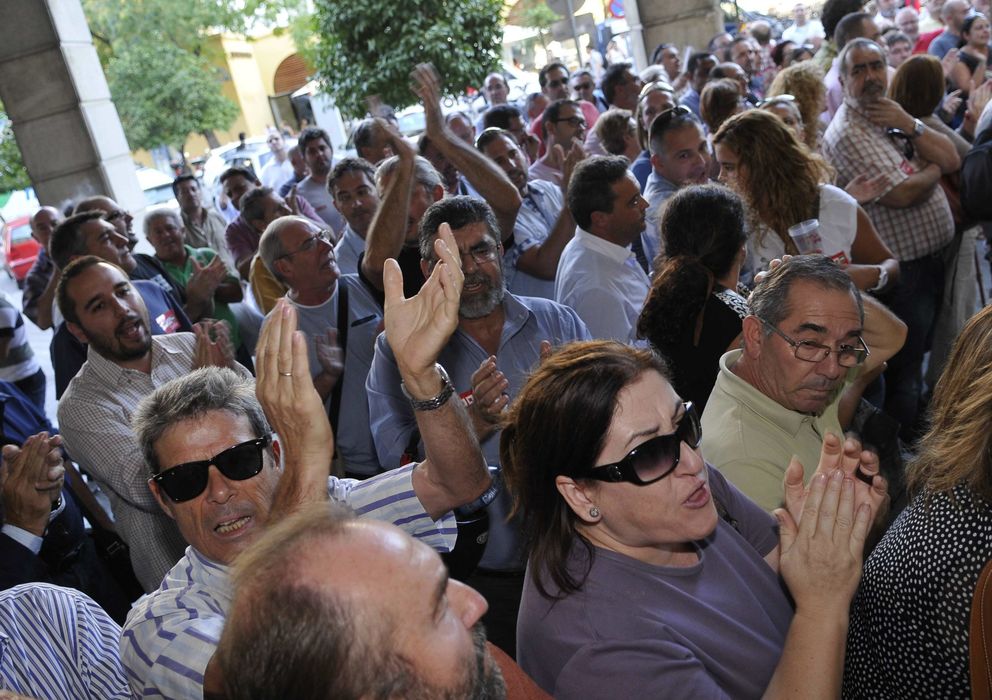 Foto: Un grupo de sindicalistas muestra su apoyo al secretario provincial de UGT de Cádiz, Salvador Mera. (EFE)
