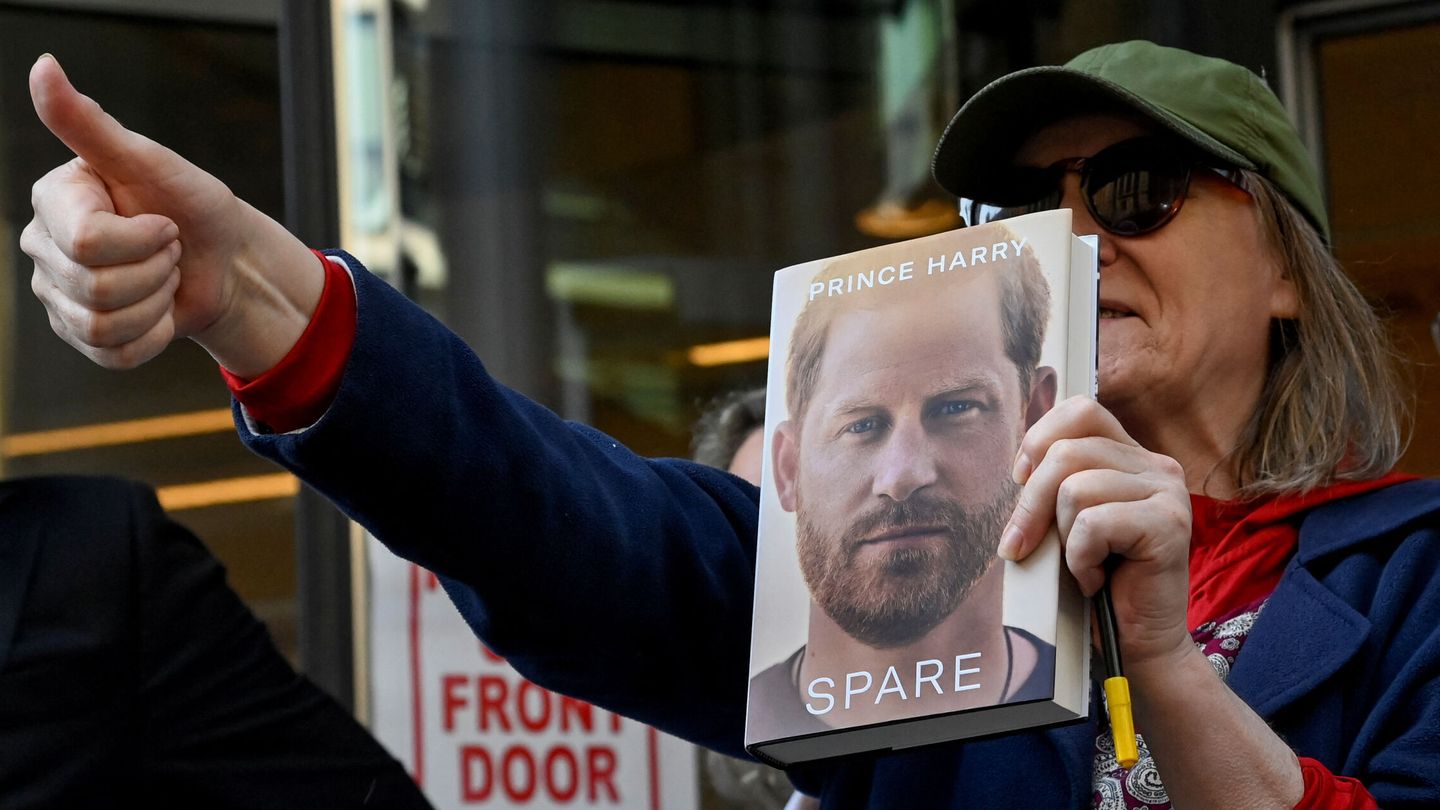 Los partidarios del príncipe Harry, a las puertas del Tribunal Supremo en Londres. (Reuters/Toby Melville)