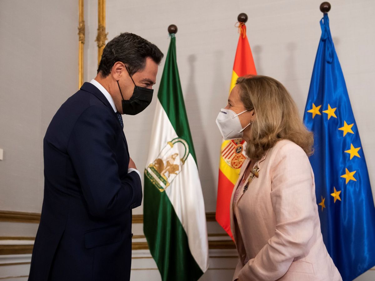 Foto: El presidente de la Junta de Andalucía, Juanma Moreno, y la ministra de Asuntos Económicos y Transformación Digital, Nadia Calviño. (EFE)