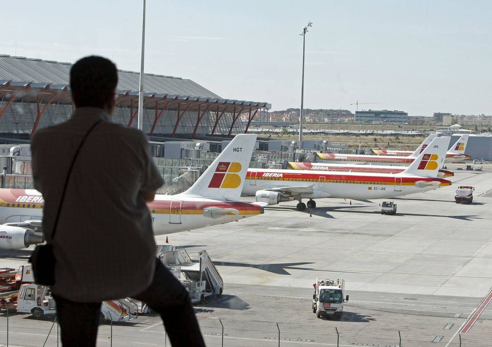 Foto: Un hombre observa los aviones en el aeropuerto de Barajas donde la huelga de controladores aéreos ha obligado a Iberia a cancelar varios vuelos.
