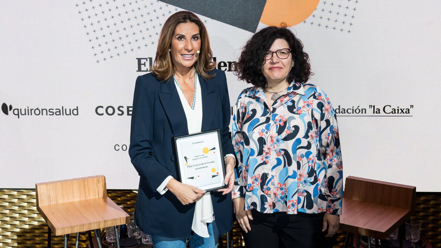 Isabel Fuentes, directora de Caixaforum Madrid, hace entrega de la distinción de Acción Social a Pilar García de la Granja, impulsora de la Fundación Querer.