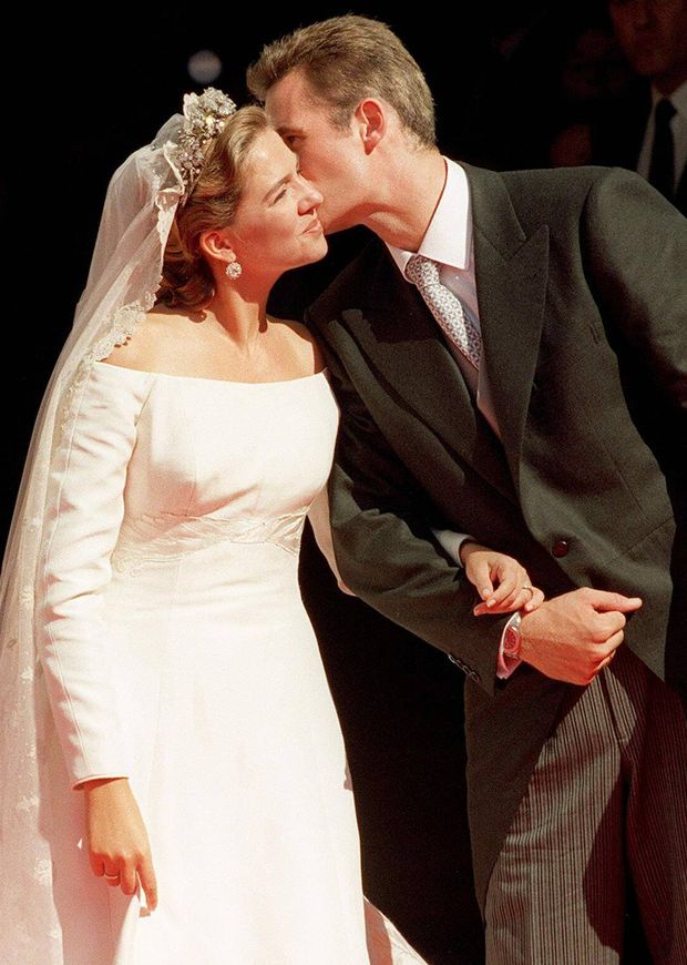El exduque de Palma besaba a la infanta Cristina el día de su boda. (Cordon Press)
