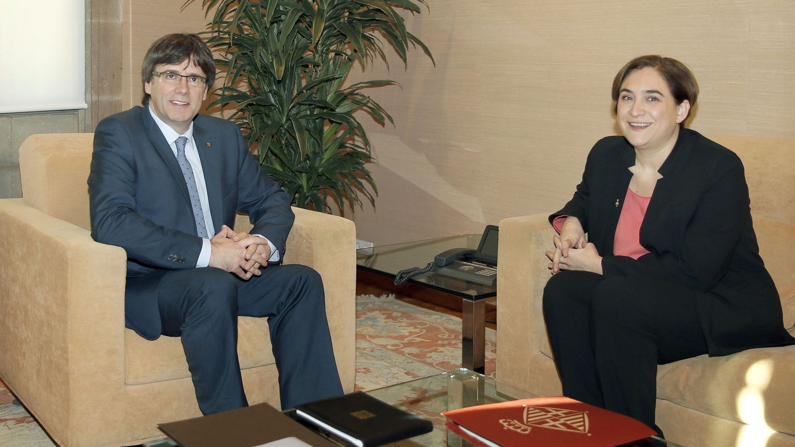 Foto: El presidente catalán, Carles Puigdemont, junto a la alcaldesa de Barcelona, Ada Colau. (Efe)