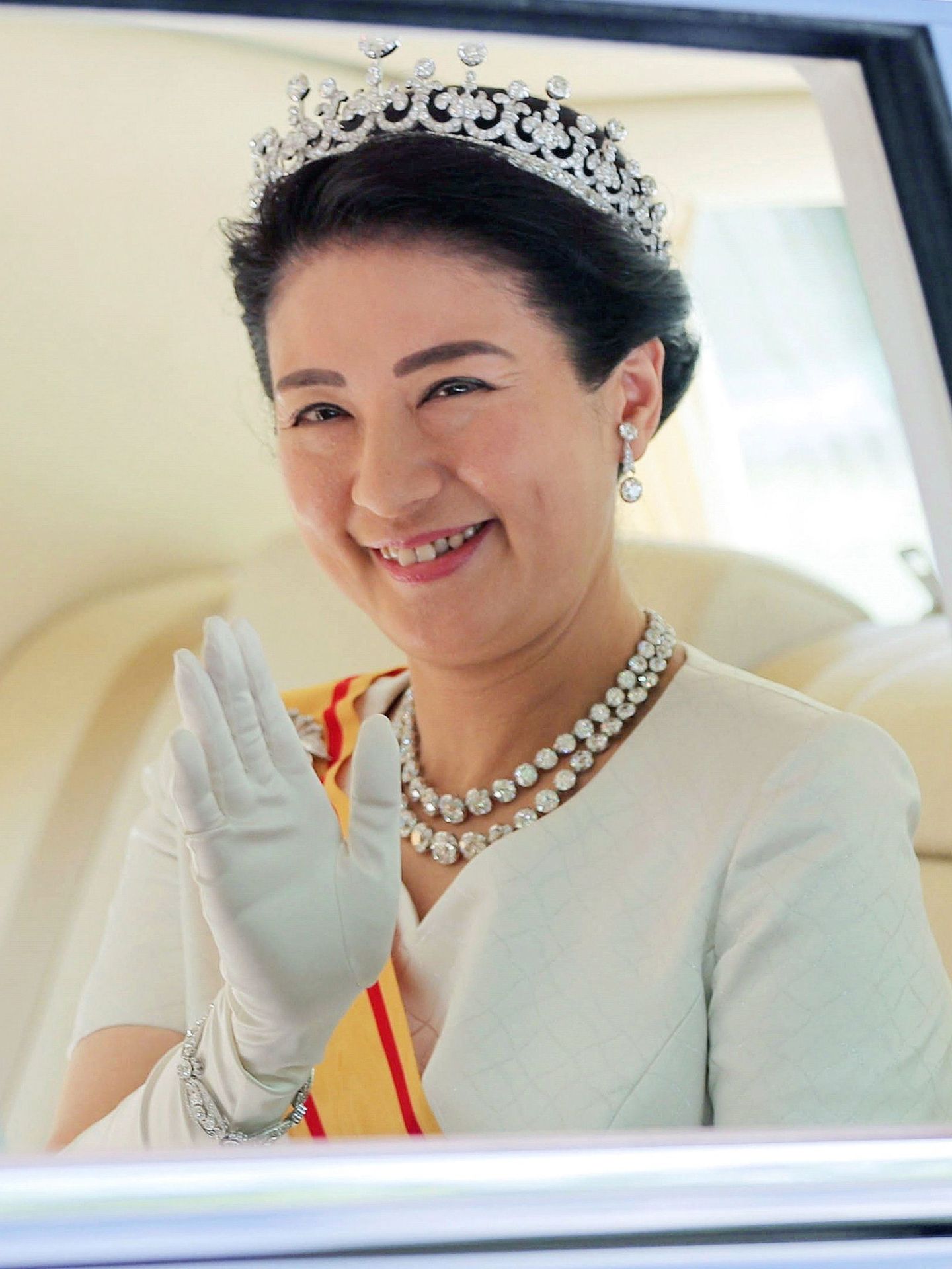 La nueva emperatriz de Japón, Masako  saluda a su llegada al Palacio Imperial, este miércoles, en Tokio (EFE)