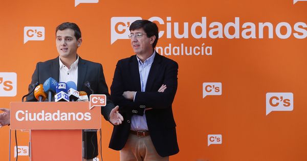 Foto: El presidente de Ciudadanos, Albert Rivera (i), y el portavoz y presidente del grupo en el Parlamento andaluz, Juan Marín. (EFE)