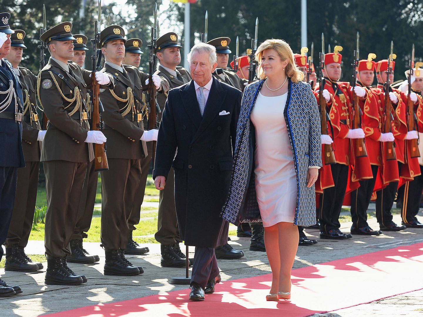 La presidenta croata, con el príncipe Carlos de Inglaterra. (Getty)