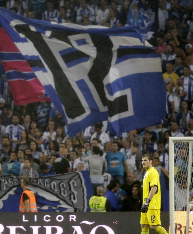 Foto: Una enorme bandera luce el '12' de Iker Casillas (Reuters).