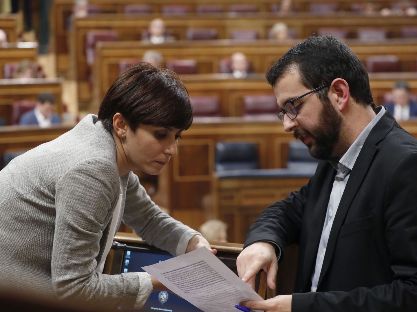 Los diputados de Compromís Ignasi Candela y del PSOE Isabel Rodríguez, en la Cámara Baja. (EFE)