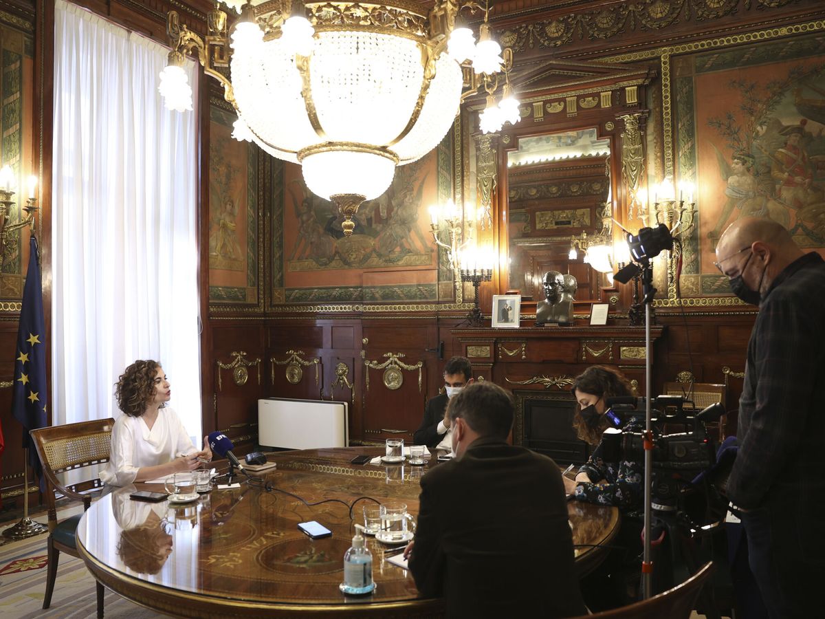 Foto: La ministra de Hacienda, María Jesús Montero, en una entrevista. (EFE/K. Huesca)
