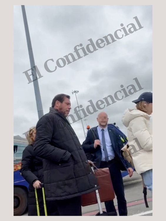 Óscar Puente, a punto de subir al avión, este jueves, en el aeropuerto de Dublín. Con el rostro pixelado, el escolta del ministro. 