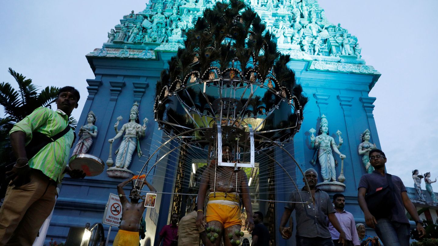 Un grupo de fieles sale de un templo hindú durante la festividad de Thaipusam en Singapur, el 9 de febrero de 2017. (Reuters)