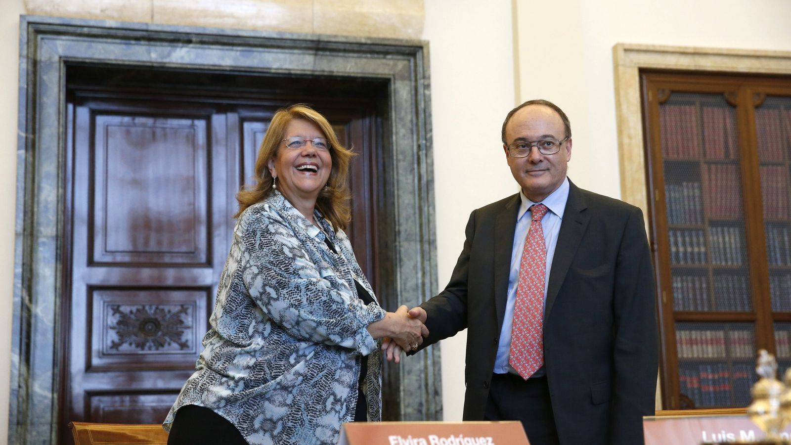 Foto: La presidenta de la Comisión Nacional del Mercado de Valores (CNMV), Elvira Rodríguez (i), y el gobernador del Banco de España, Luis María Linde. (EFE)