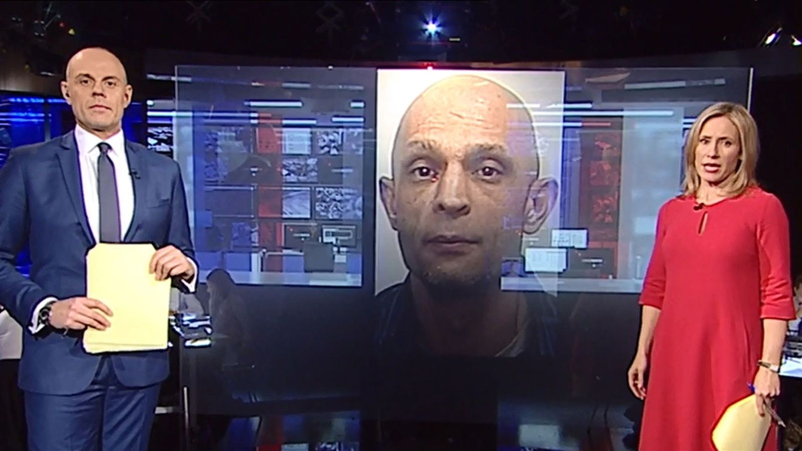 Foto: Jason Mohammed, presentador de la BBC, a la izquierda. Al fondo, la imagen del criminal Viktor Lakatos (BBC)