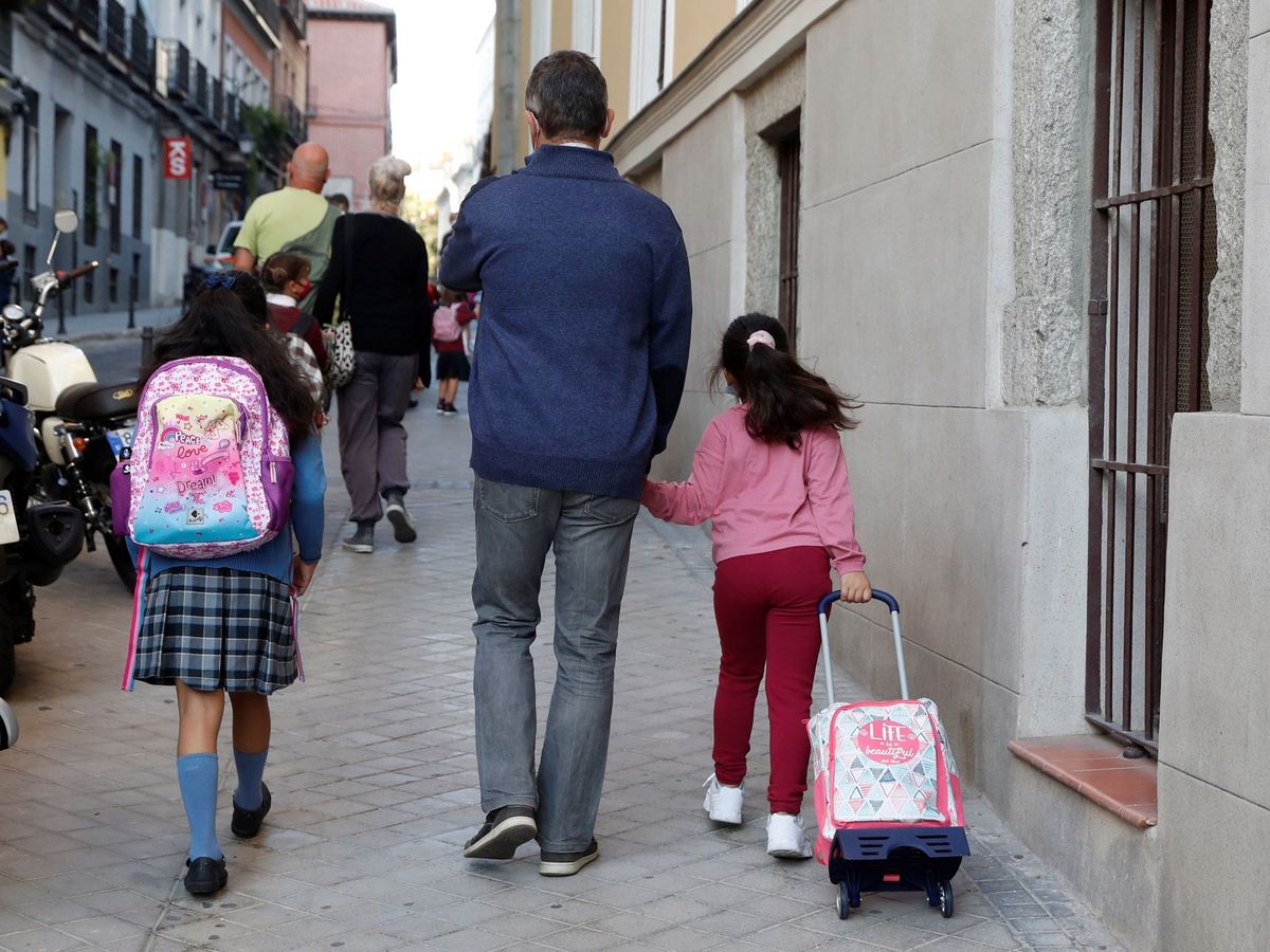 Foto: Dos alumnas de camino al colegio en Madrid. (EFE/J. J. Guillén)