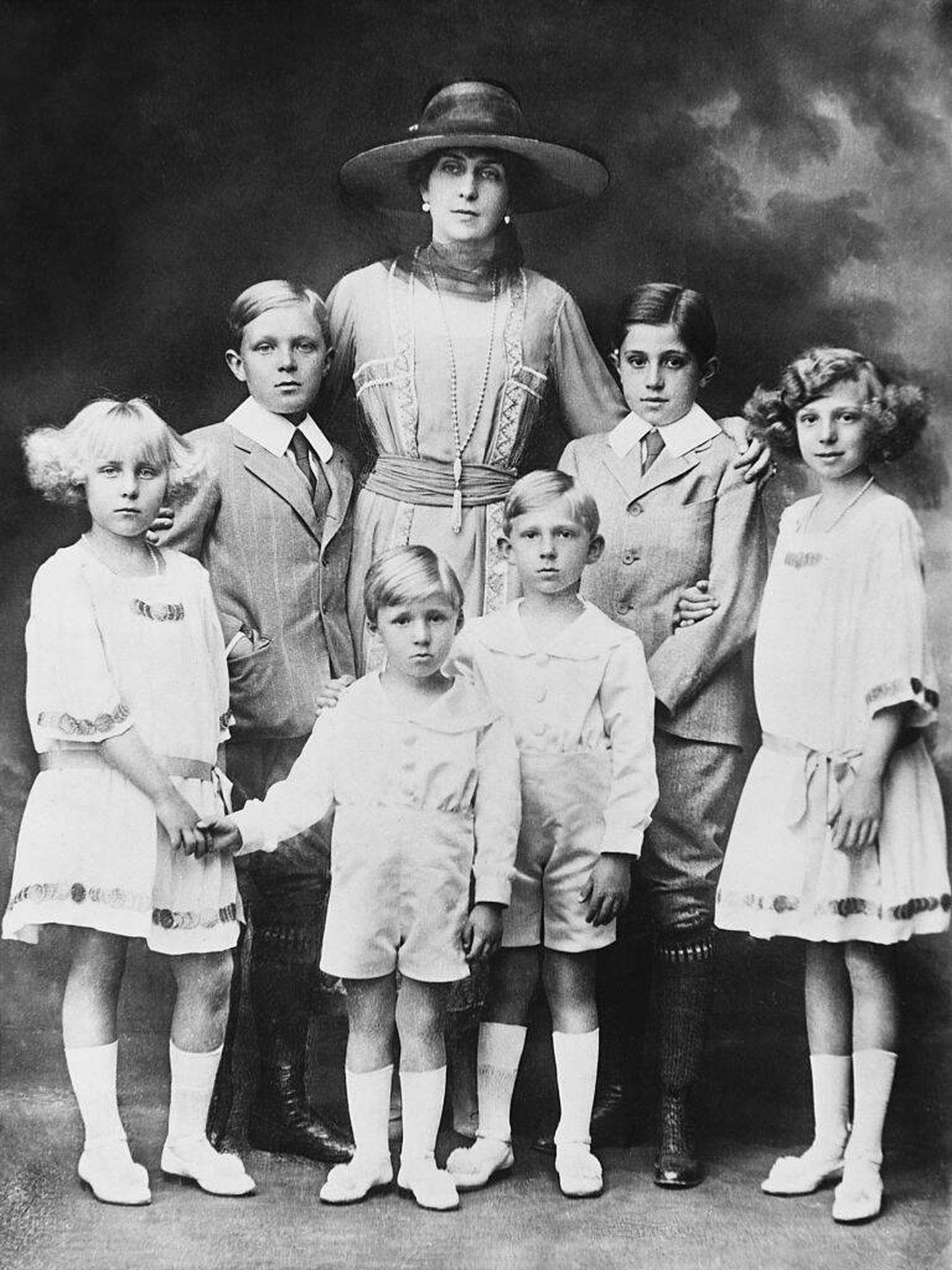 Victoria Eugenia con Alfonso de Borbón a su derecha y el resto de sus hijos. (Hulton-Deutsch Collection/Corbis/Getty)