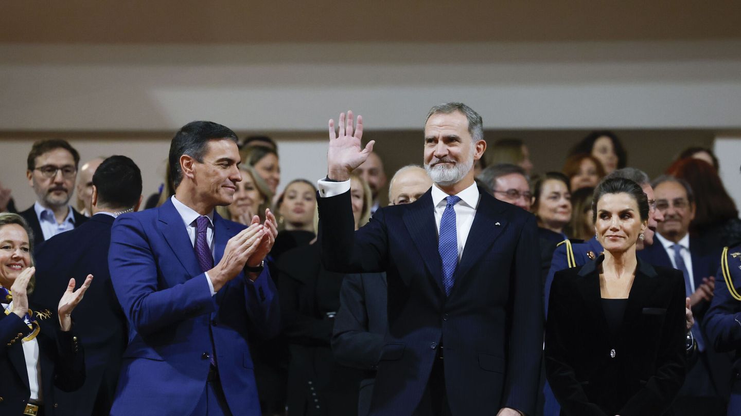 Los reyes Felipe VI y Letizia, acompañados por el presidente del Gobierno, Pedro Sánchez, a su llegada al concierto de clausura de la presidencia pspañola del Consejo de la Unión Europea. (EFE/Juan Carlos Hidalgo)
