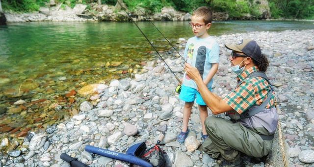 Los niños se lo pasan genial aprendiendo a pescar