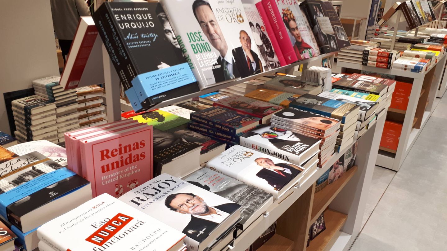 Un error en la distribución llevó el libro de Rajoy a algunas librerías antes de tiempo. (R. M.)