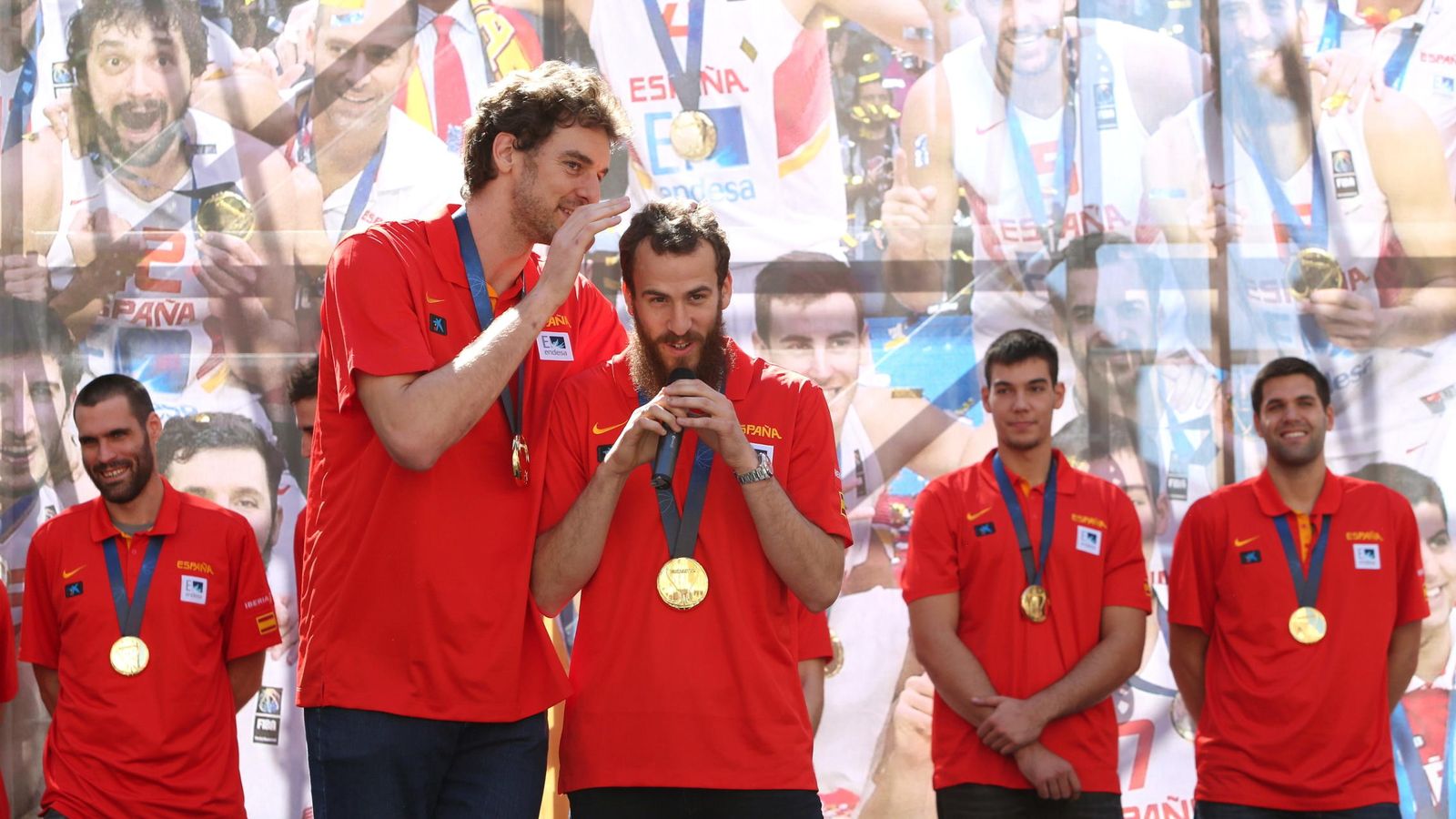 Foto: Gasol y Sergio Rodríguez, celebrando el triunfo en el Eurobasket. (Foto: Mariscal/EFE)