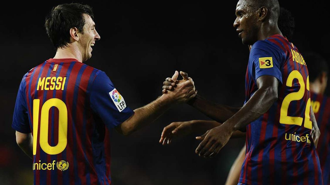 Foto: Leo Messi y Éric Abidal chocan sus manos durante un partido con el Barcelona.
