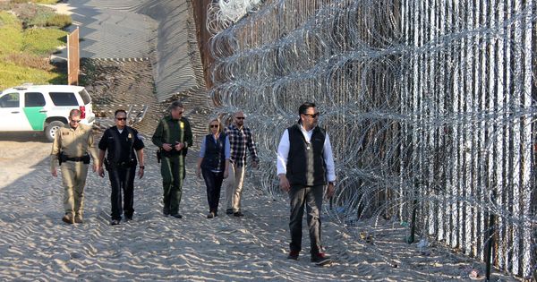 Foto: La secretaria del Departamento de Seguridad Nacional (DHS) de Estados Unidos, Kirstjen Nielsen, en la valla fronteriza que separa a San Diego (EEUU) y Tijuana (México). (EFE)