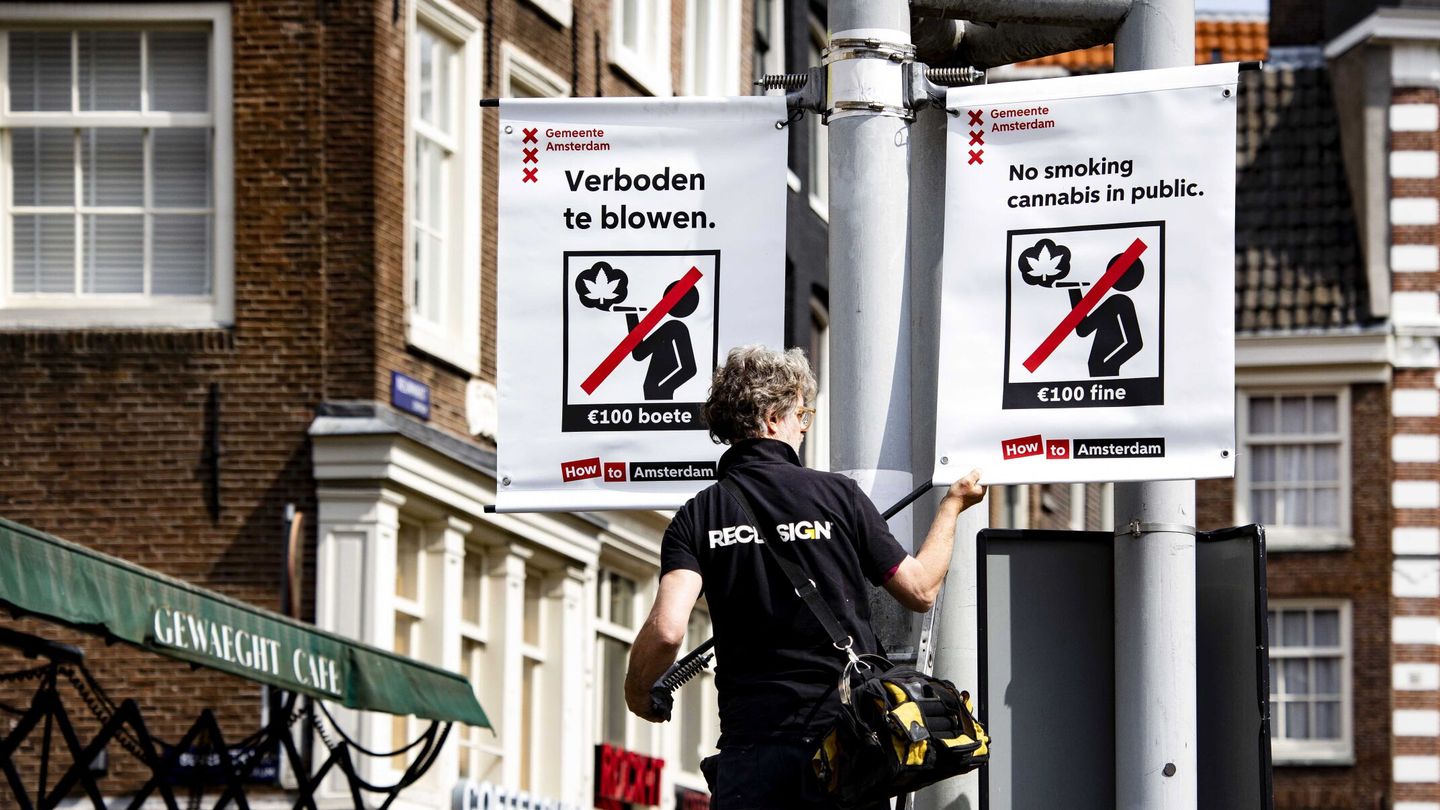 Un empleado municipal coloca una señal de prohibición en el Nieuwmarkt de Ámsterdam. (EFE/Ramon van Flymen) 