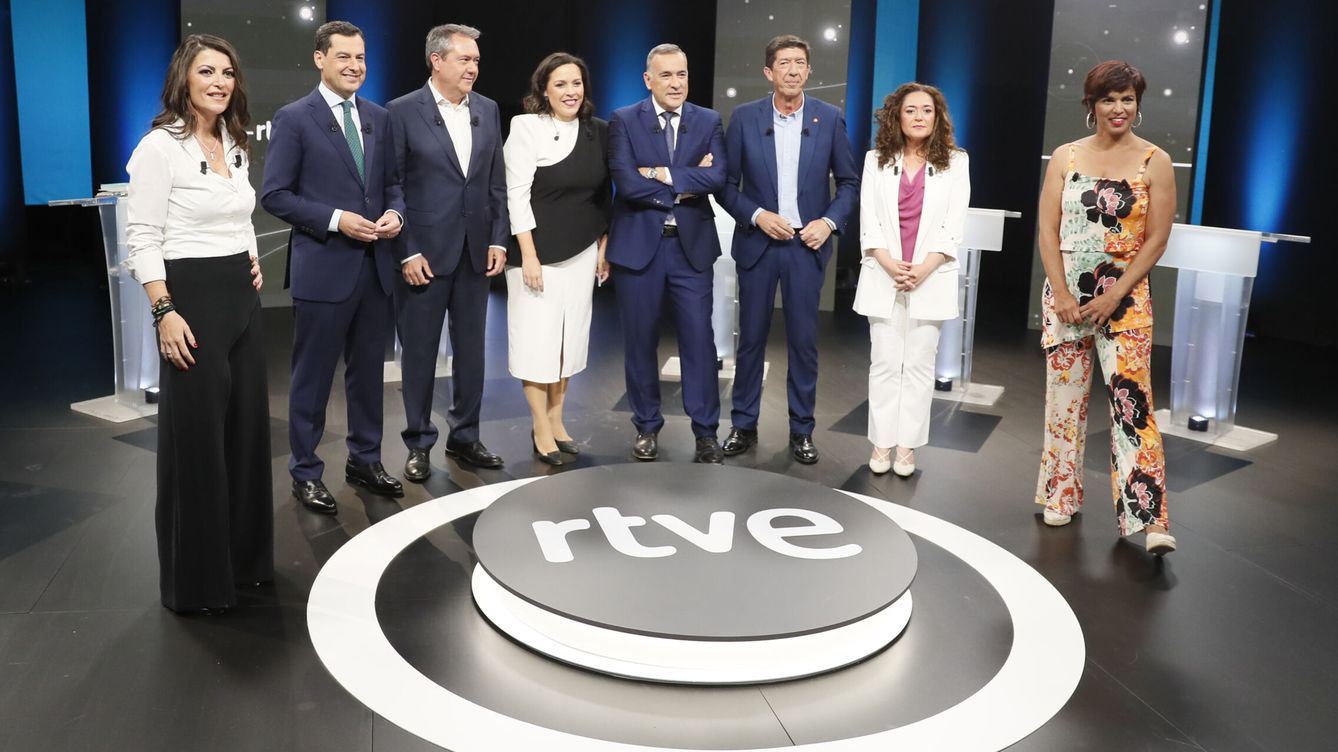 Foto: Los candidatos presidenciales posan durante el primer debate electoral de cara a las elecciones legislativas andaluzas que tiene lugar este lunes en Sevilla. (EFE/osé Manuel Vidal)