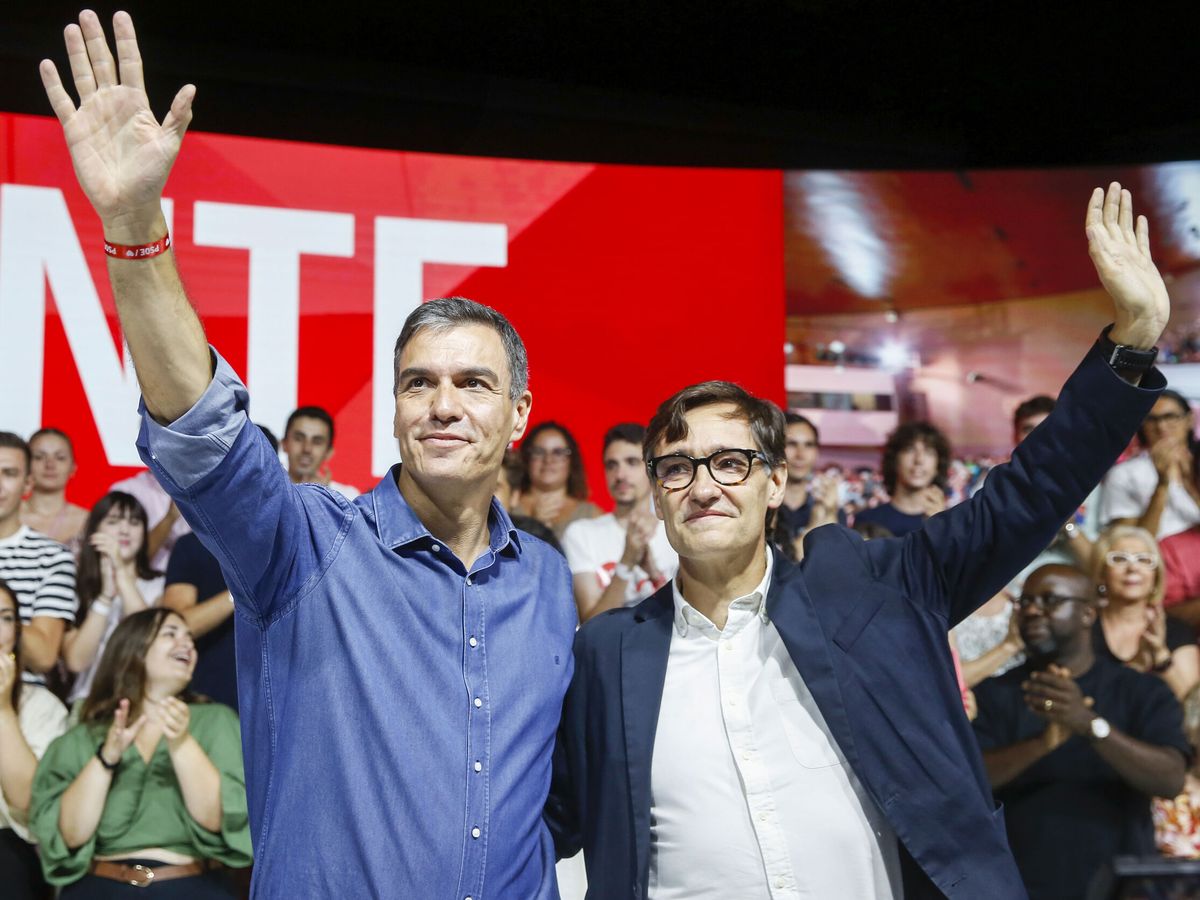Foto: Salvador Illa, en un acto electoral con Pedro Sánchez. (EFE/Andreu Dalmau))