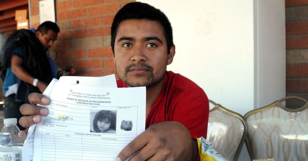 Foto: El guatemalteco José Leones, de 25 años, muestra la orden de liberación de su hija Cecilia, de 4 años, a su llegada a un refugio en Phoenix, Arizona. (EFE)